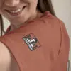 Logo du Misanthrope sur la manche d'un t-shirt militant, symbole d'engagement et de révolte.