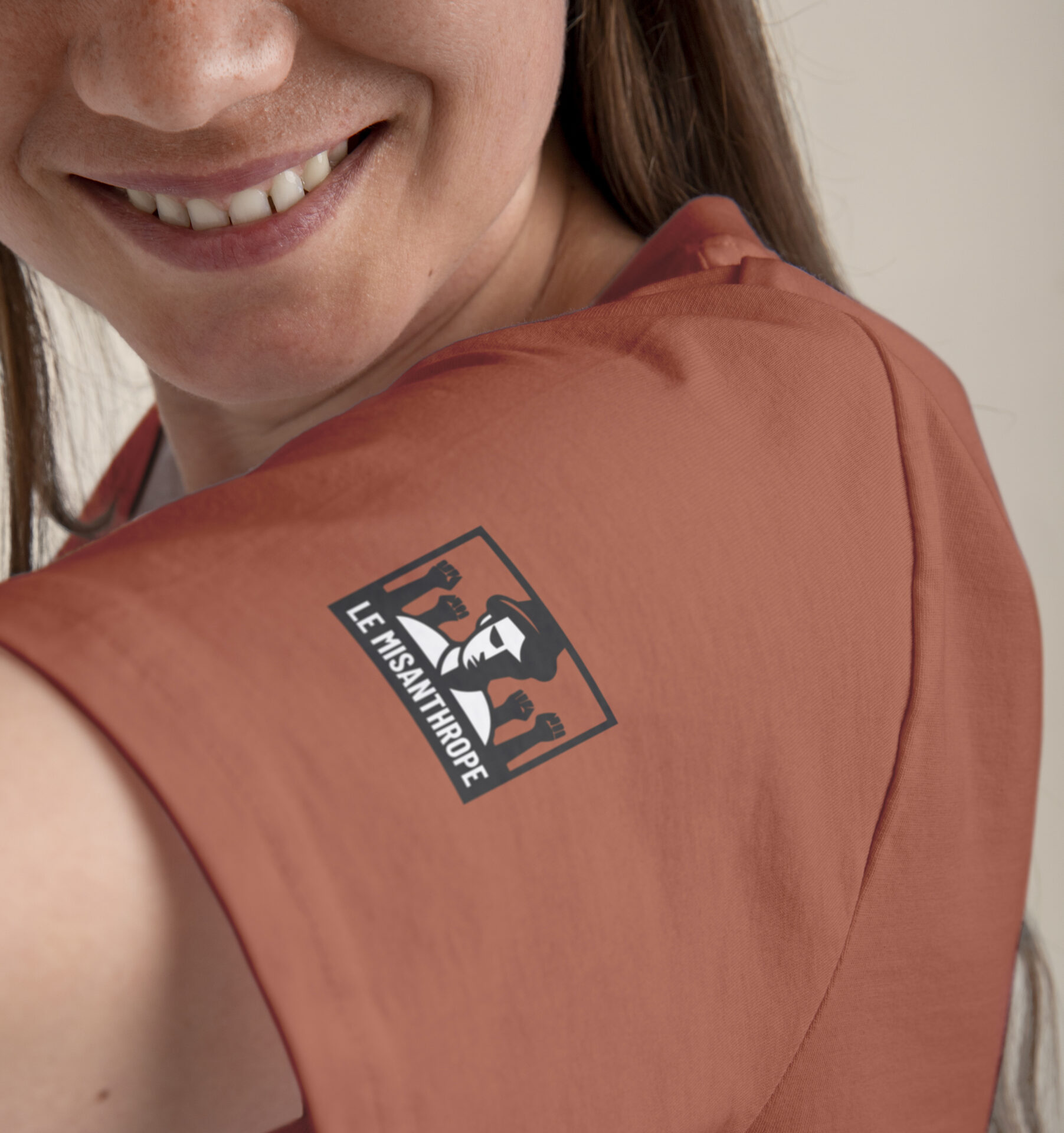 Logo du Misanthrope sur la manche d'un t-shirt militant, symbole d'engagement et de révolte.