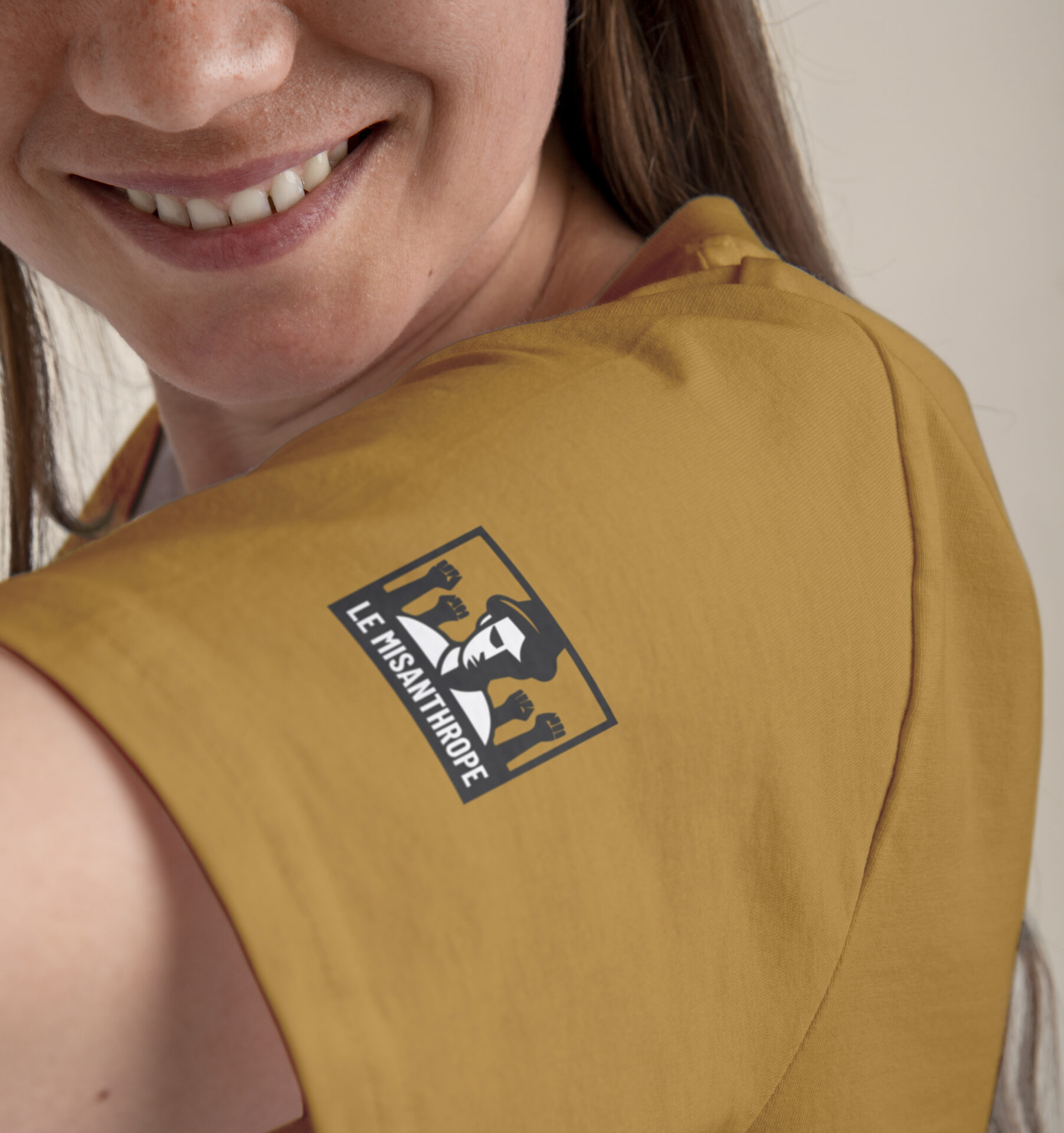 Logo du Misanthrope sur la manche d'un t-shirt militant, symbole d'engagement et de révolte.