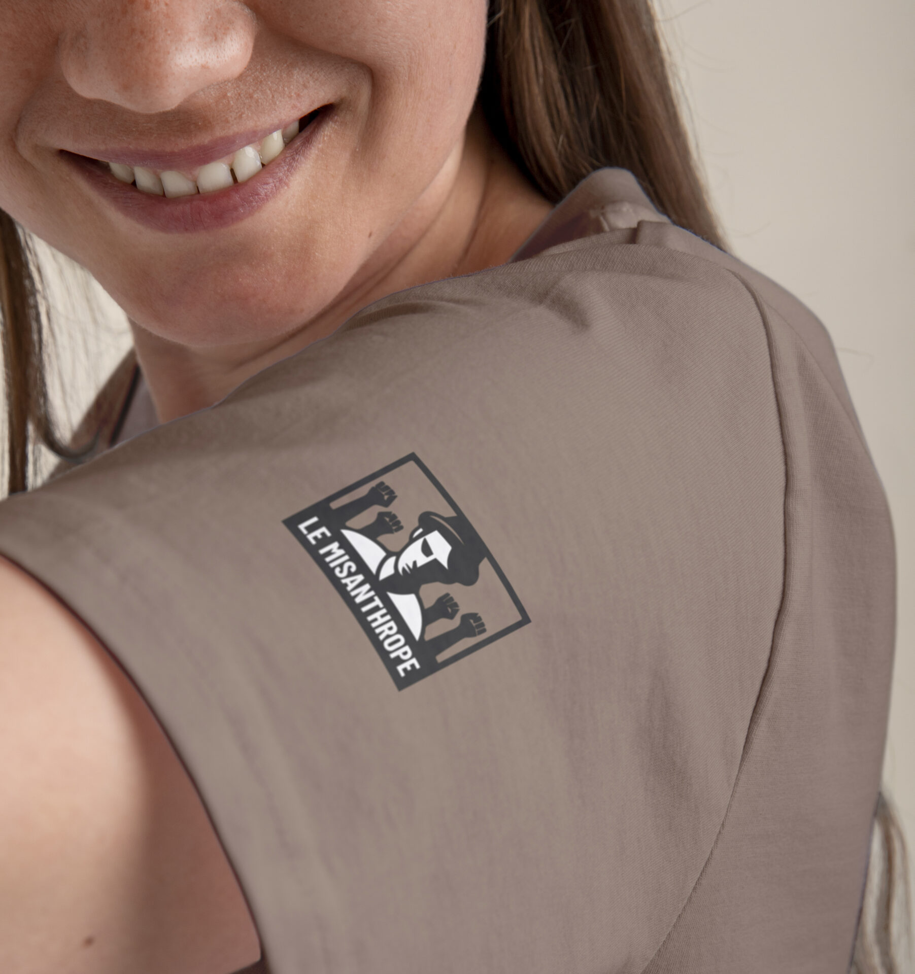 Logo du Misanthrope sur la manche d'un t-shirt militant, symbole d'engagement et de révolte.