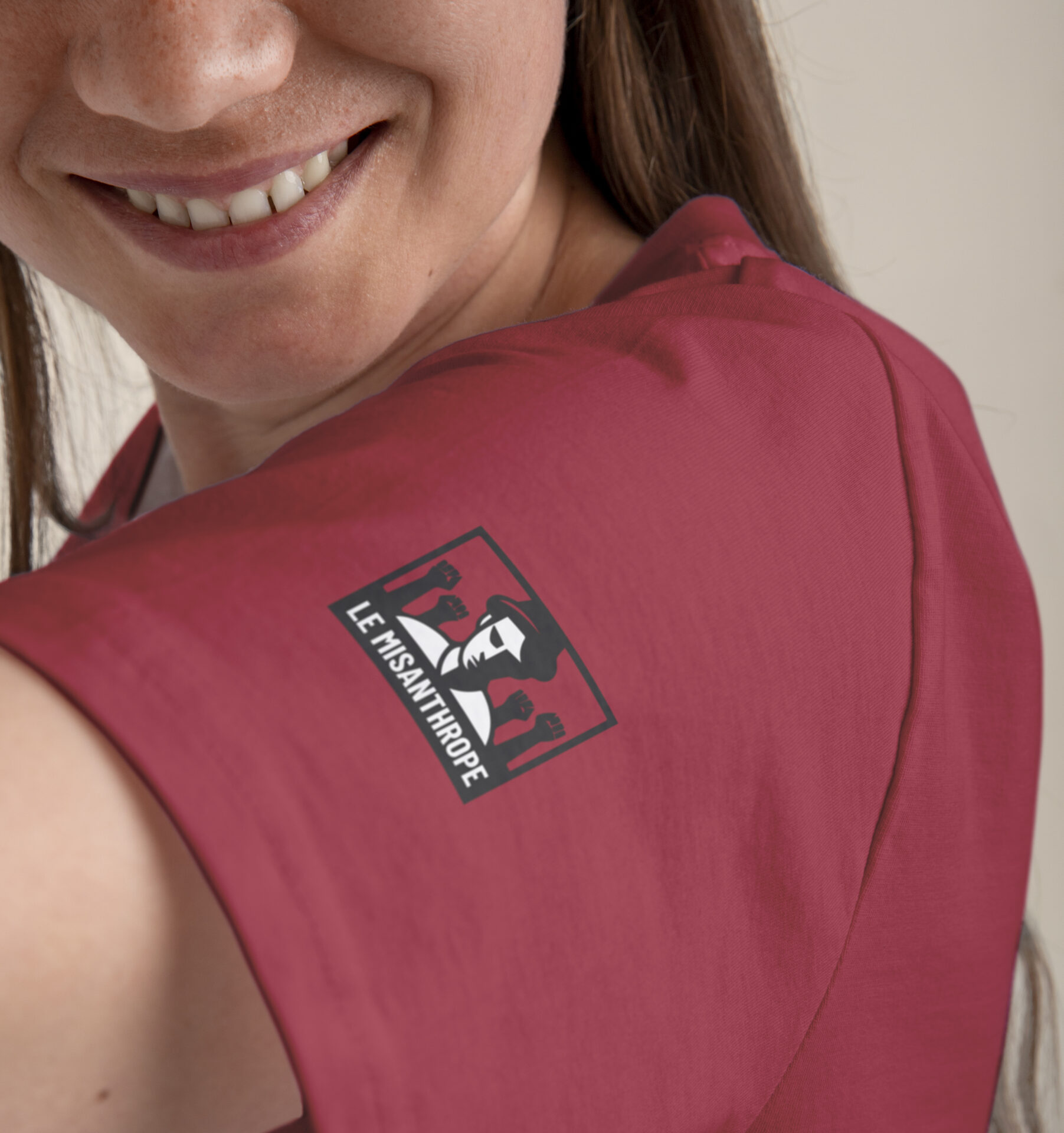 Logo du Misanthrope sur la manche d'un t-shirt militant, symbole d'engagement et de révolte.