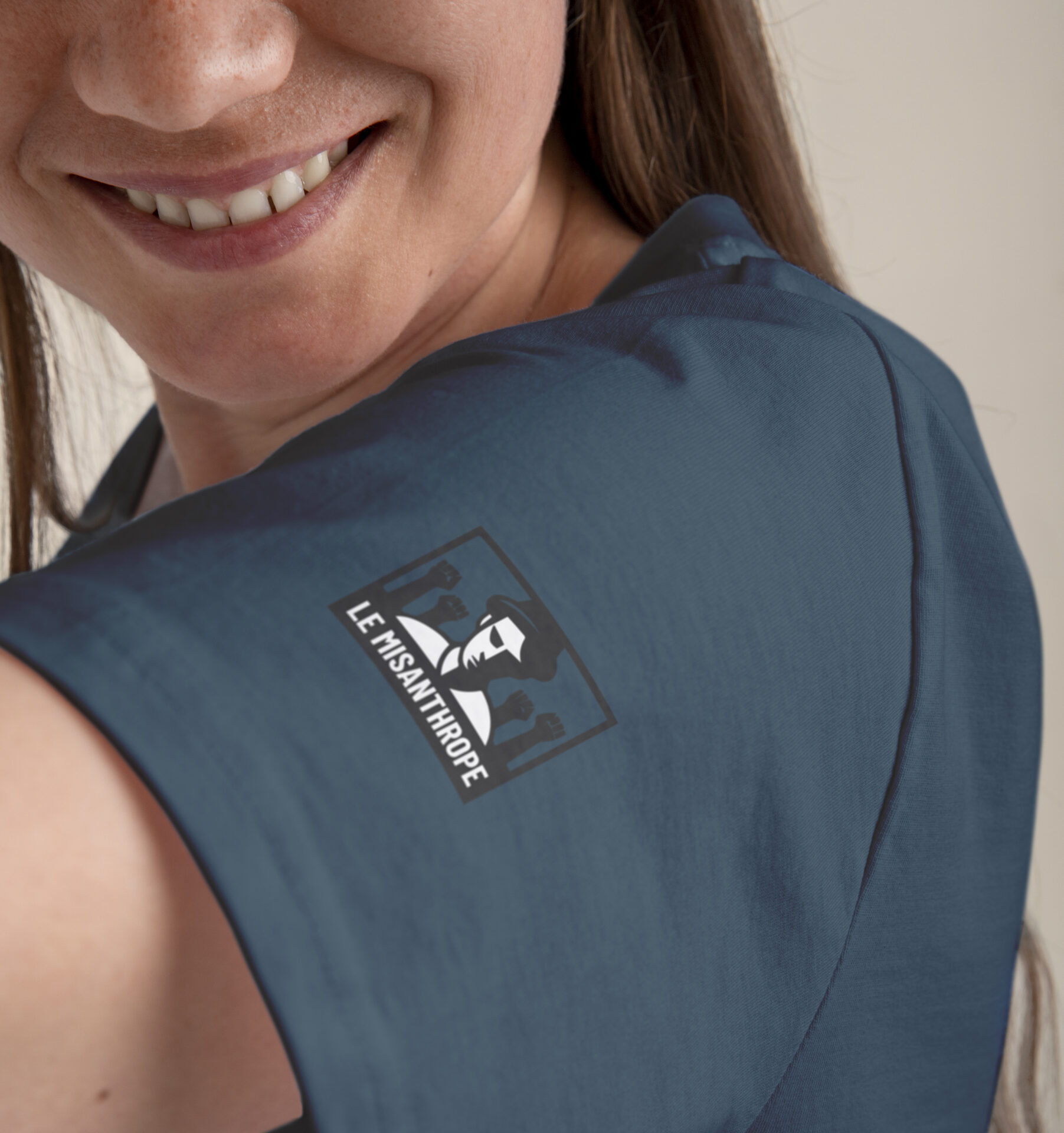 Logo du Misanthrope sur la manche d'un t-shirt militant, symbole d'engagement et de révolte.