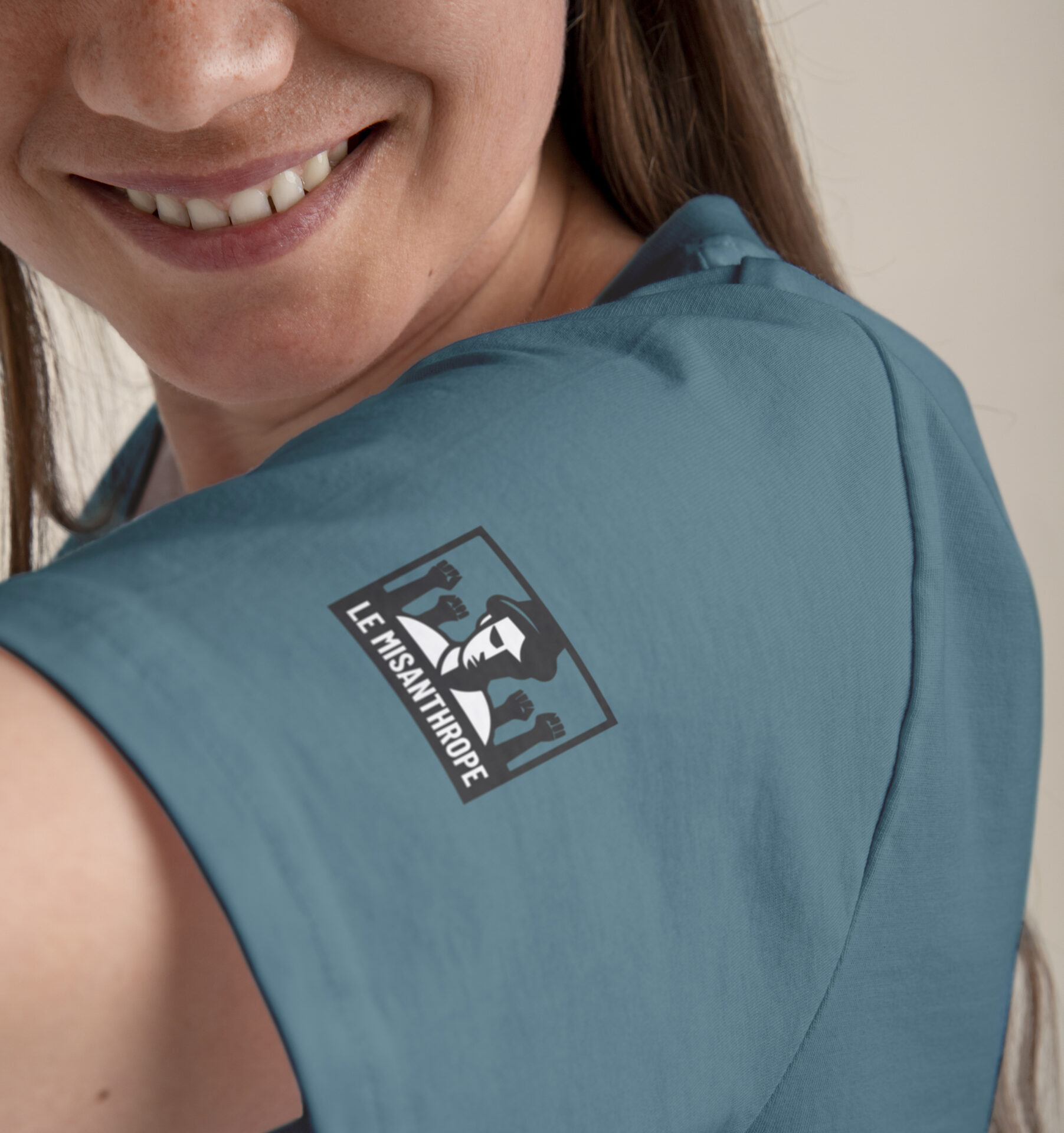 Logo du Misanthrope sur la manche d'un t-shirt militant, symbole d'engagement et de révolte.