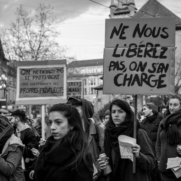 Photo manif féminisme le misanthrope