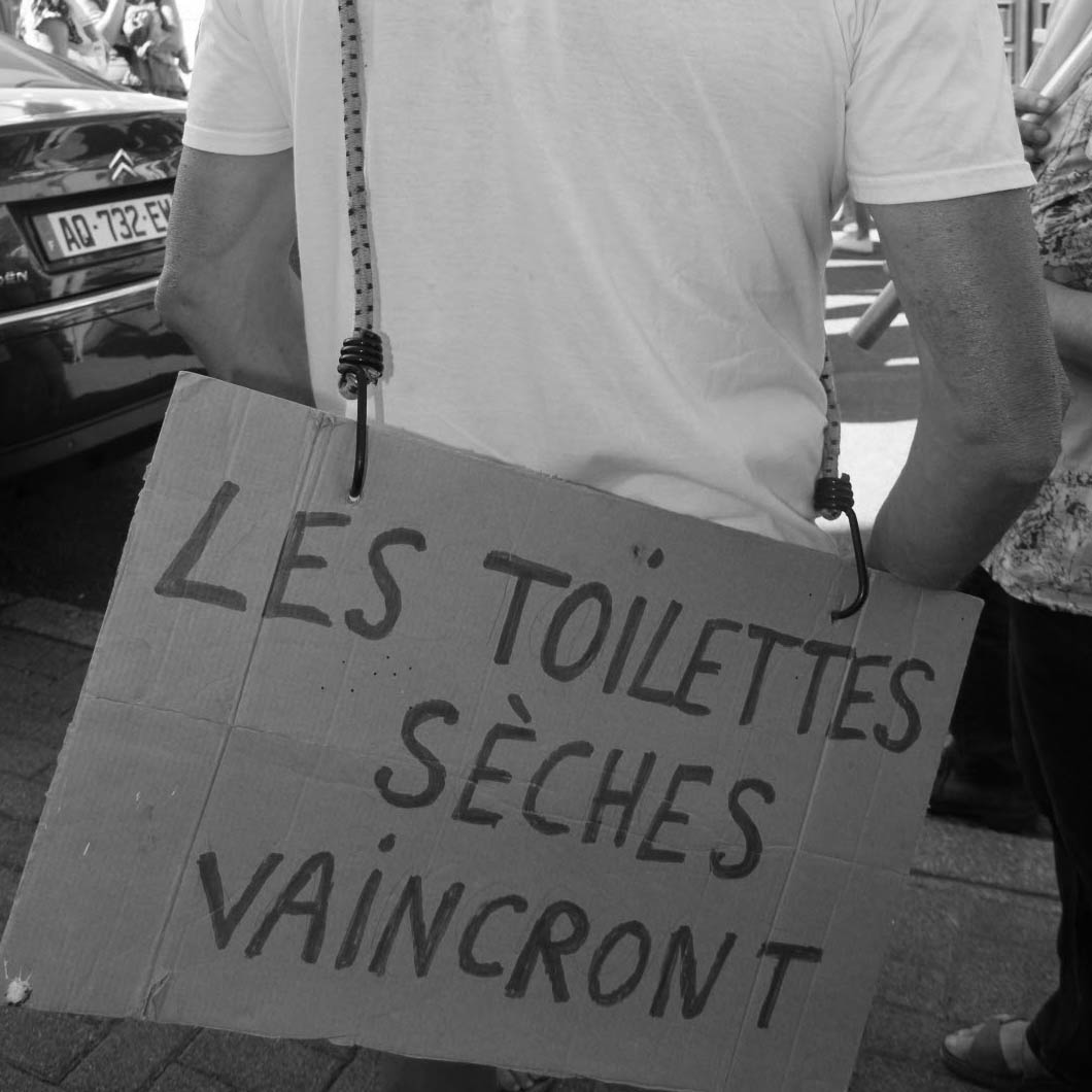 Photo manif les toilettes sèches vaincront Le misanthrope