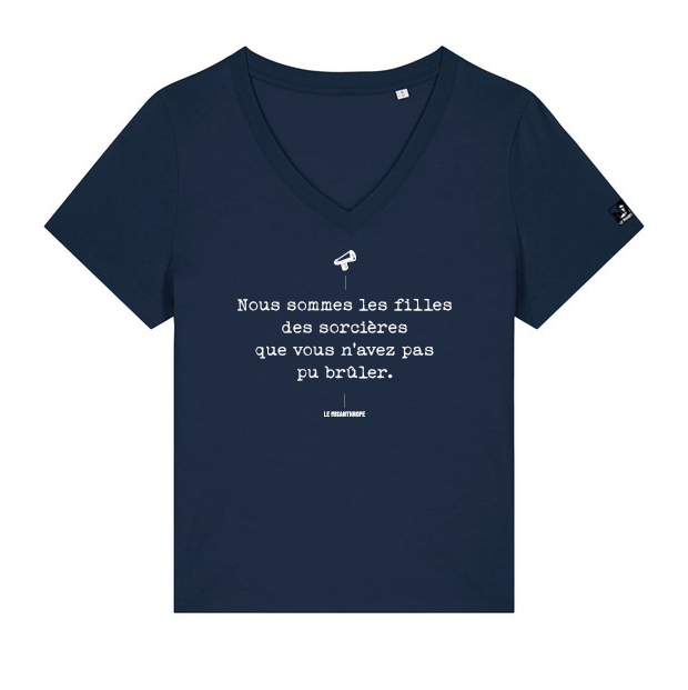 T-shirt militant col V bio "Nous sommes les filles des sorcières", créé par Le Misanthrope, en coton biologique certifié.