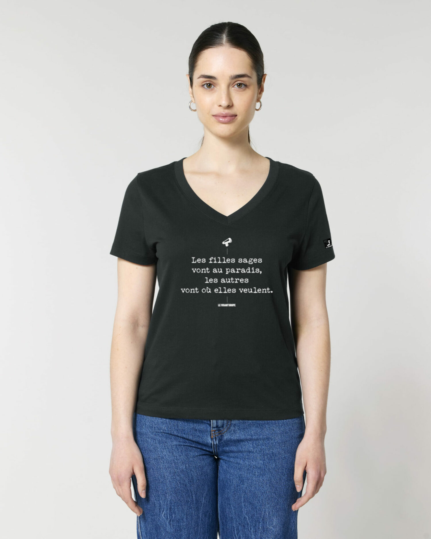 T-shirt militant col V bio "Les filles sages vont au paradis", créé par Le Misanthrope, en coton biologique certifié.