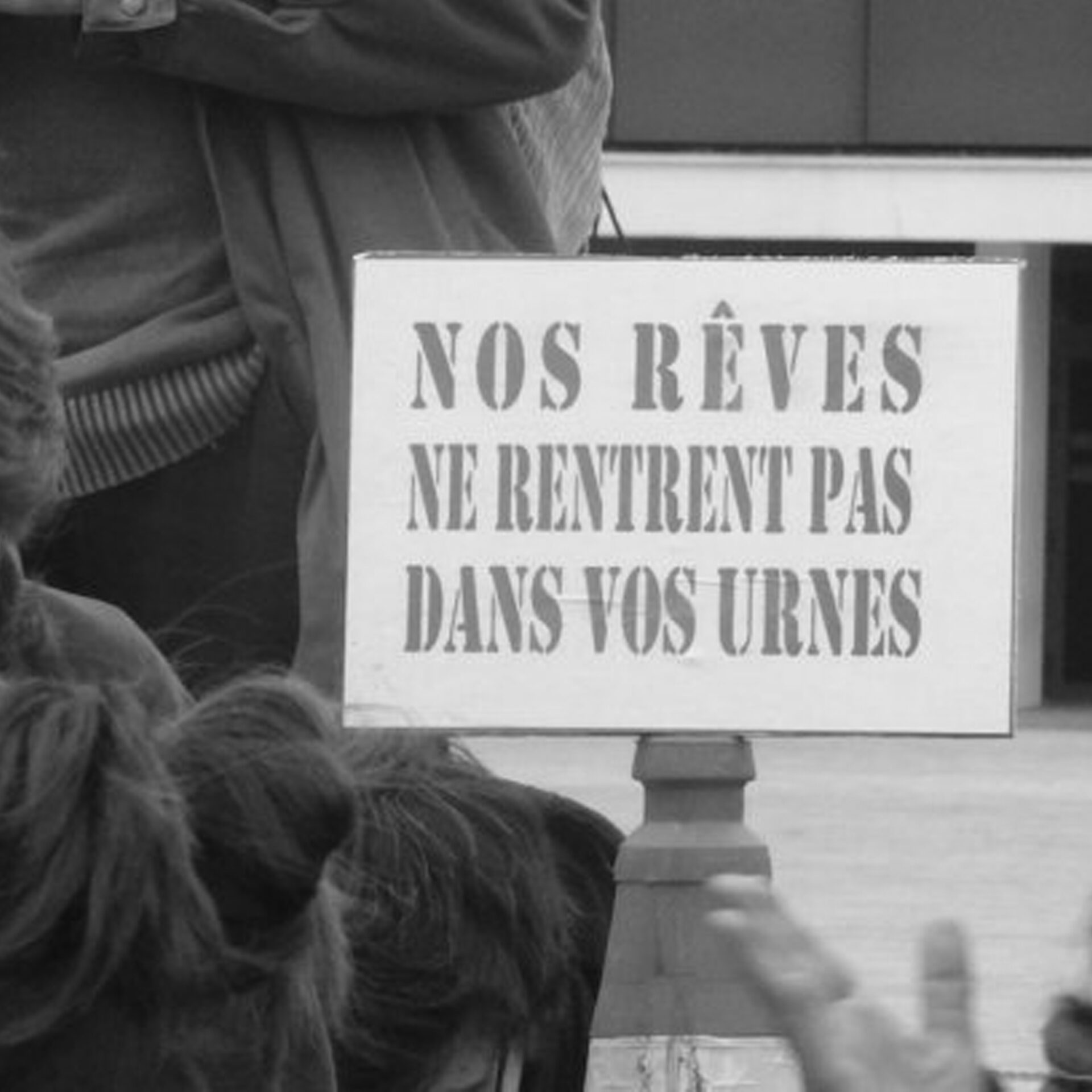 Slogan Nos rêves n’entrent pas dans vos urnes – message militant et engagé Gros plan sur le slogan "Nos rêves n’entrent pas dans vos urnes" – message politique et militant