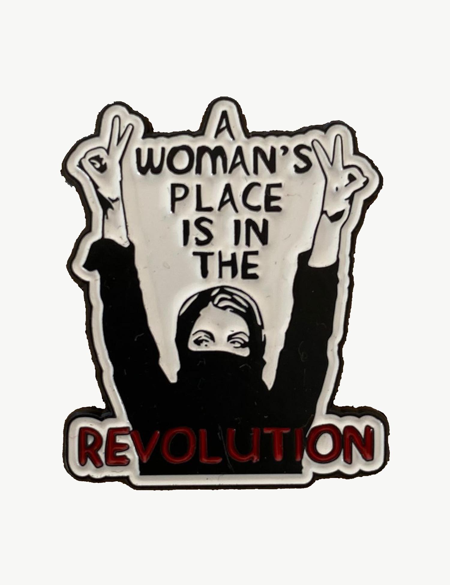 Pin's féministe " A woman's place is in the revolution"