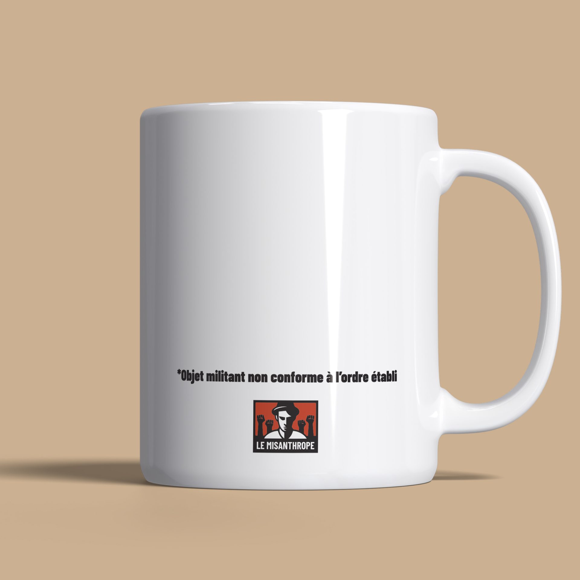 Dos du mug militant inscription “objet militant non conforme à l’ordre établi” Le Misanthrope céramique blanche