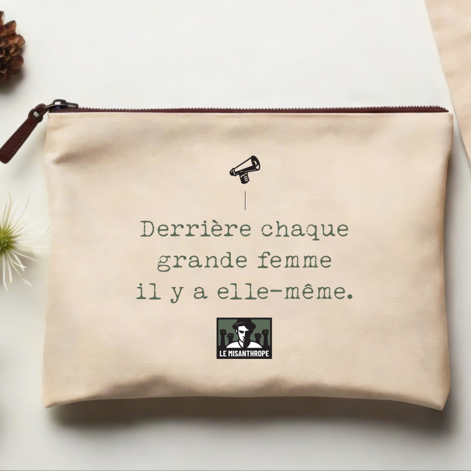 Pochette féministe coton écru Derrière chaque grande femme il y a elle-même