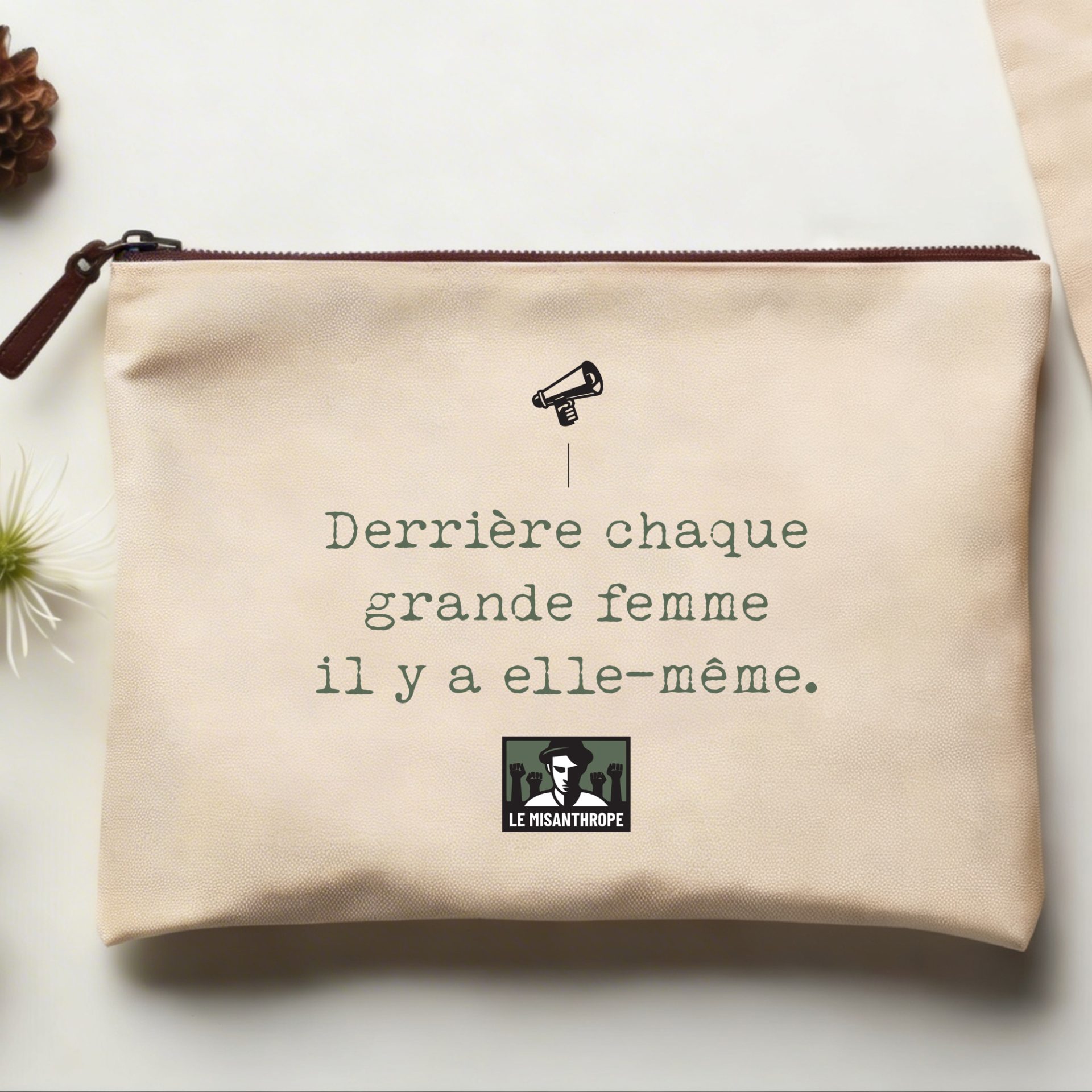 Pochette féministe coton écru Derrière chaque grande femme il y a elle-même