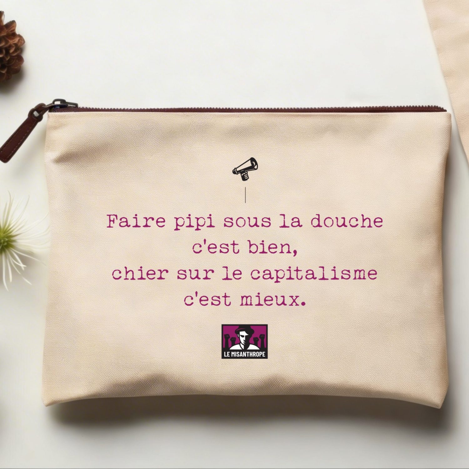 Pochette militante coton écru Faire pipi sous la douche c’est bien chier sur le capitalisme c’est mieux