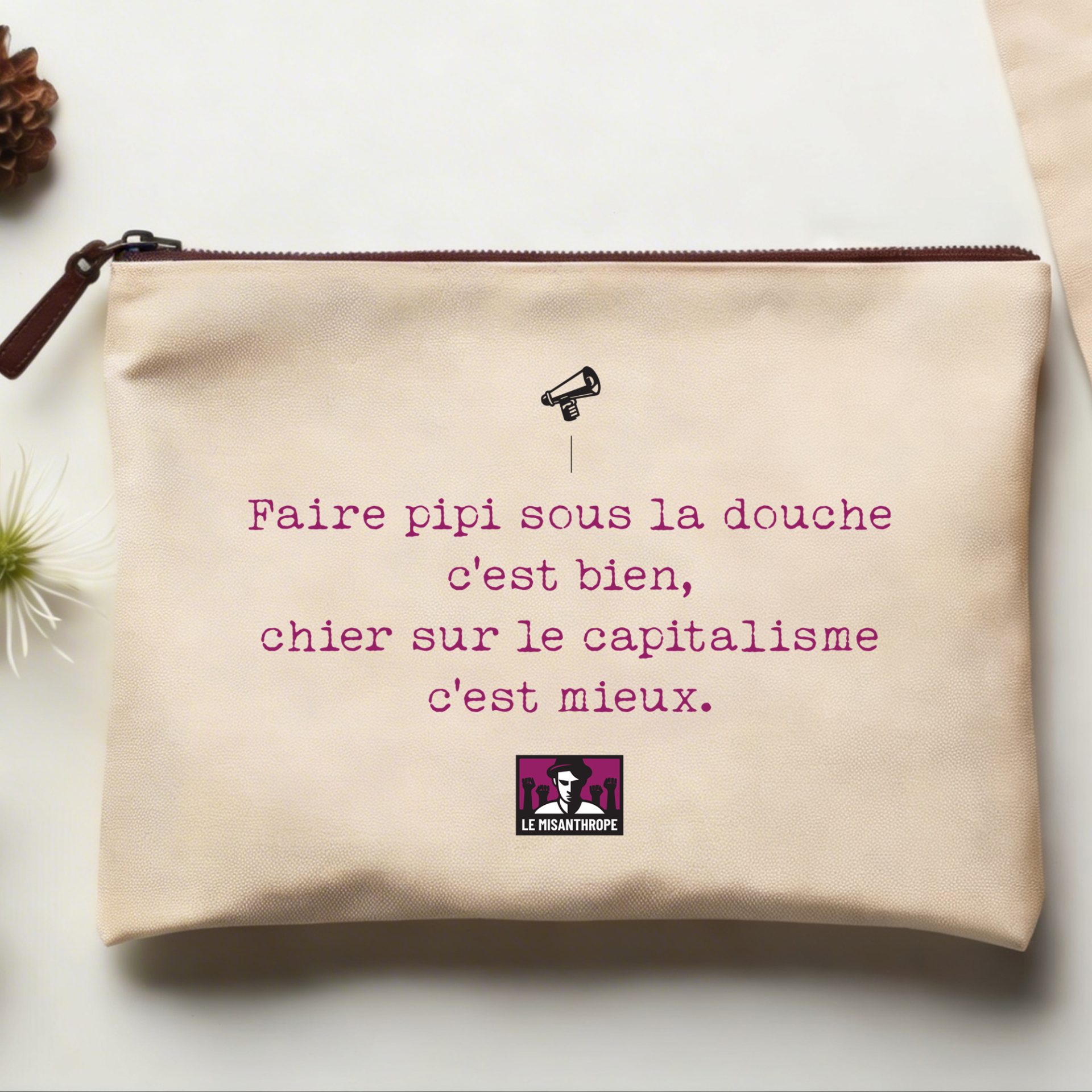 Pochette militante coton écru Faire pipi sous la douche c’est bien chier sur le capitalisme c’est mieux