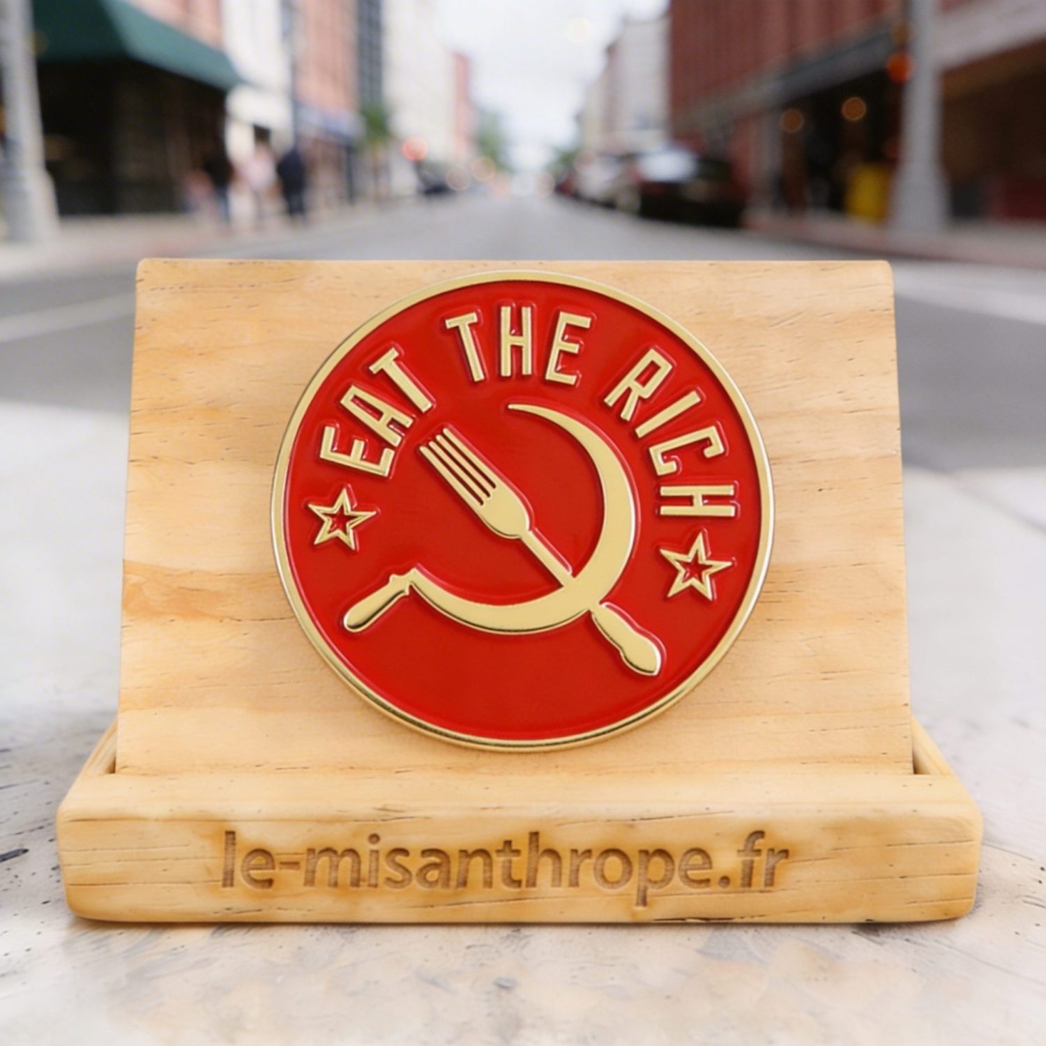 Pin’s militant Eat the rich avec faucille et fourchette militant