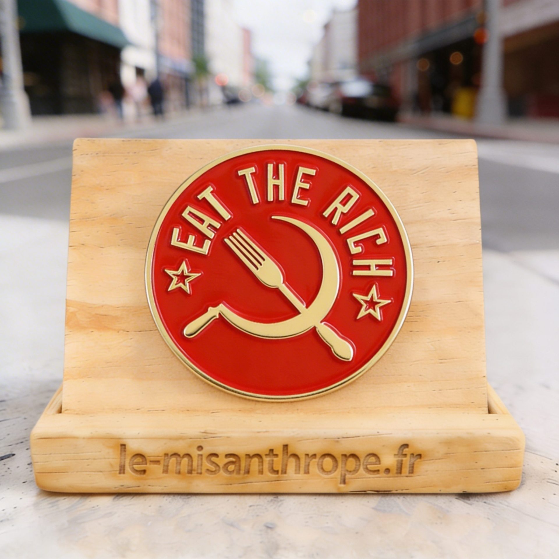 Pin’s militant Eat the rich avec faucille et fourchette militant