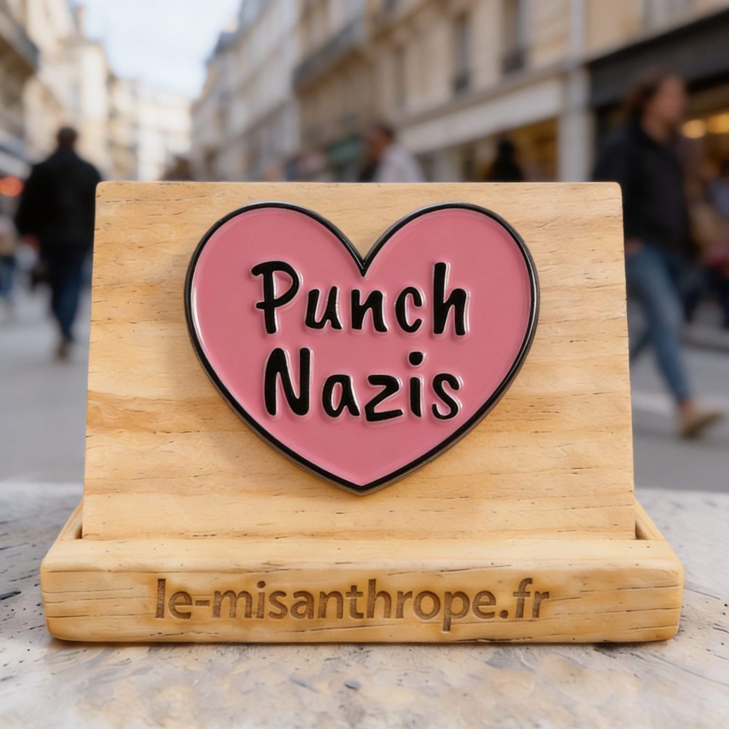 Pin’s militant Punch nazis message antifasciste