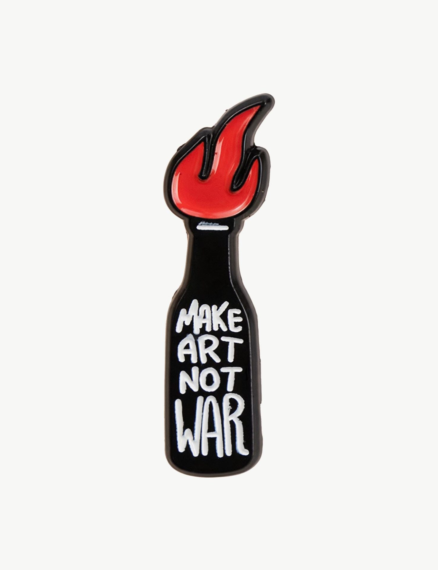 Pin's militant « Make Art Not War » du Misanthrope, torche enflammée au manche noir et lettres blanches