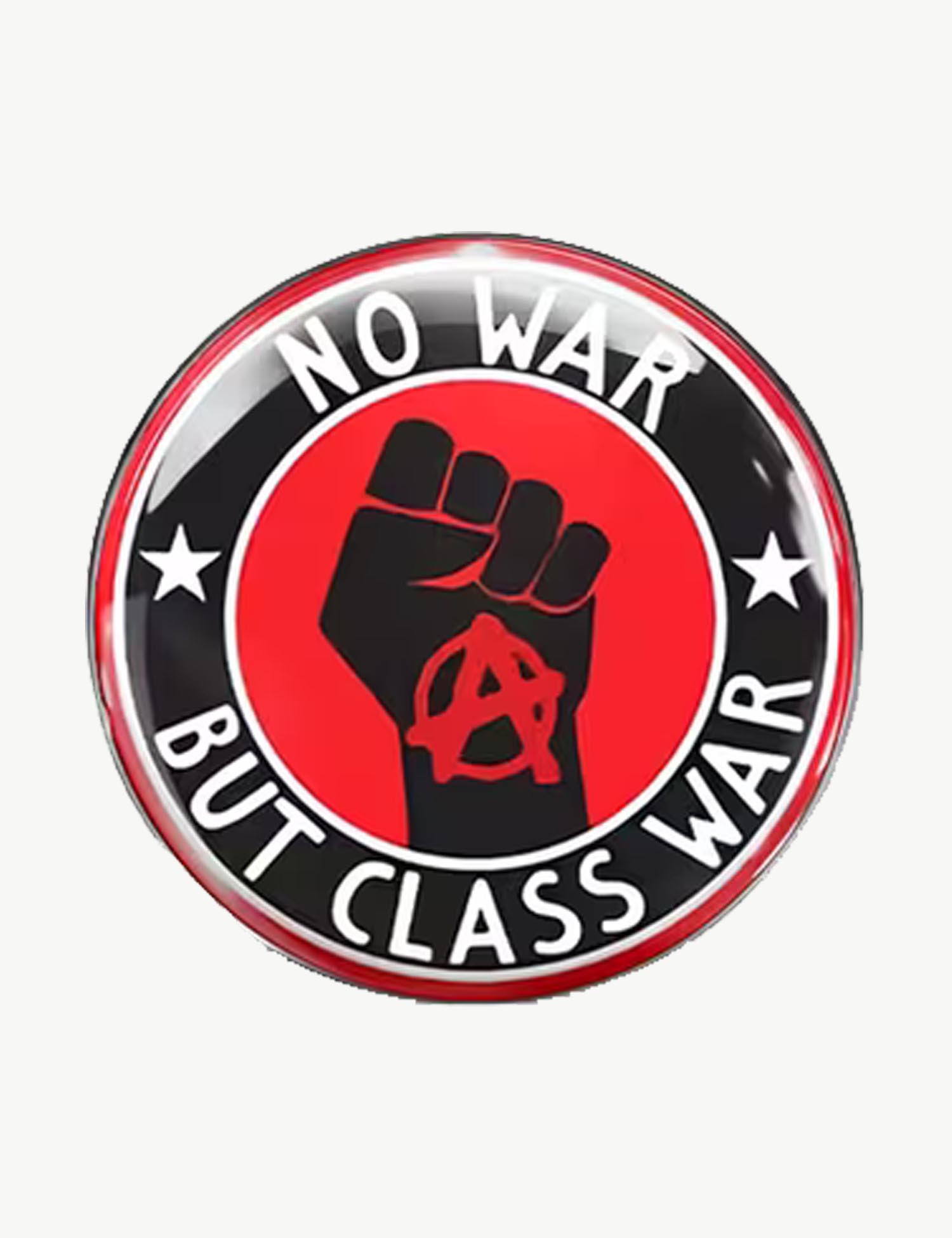 Pin's militant No War But Class War représentant le message de la lutte des classes