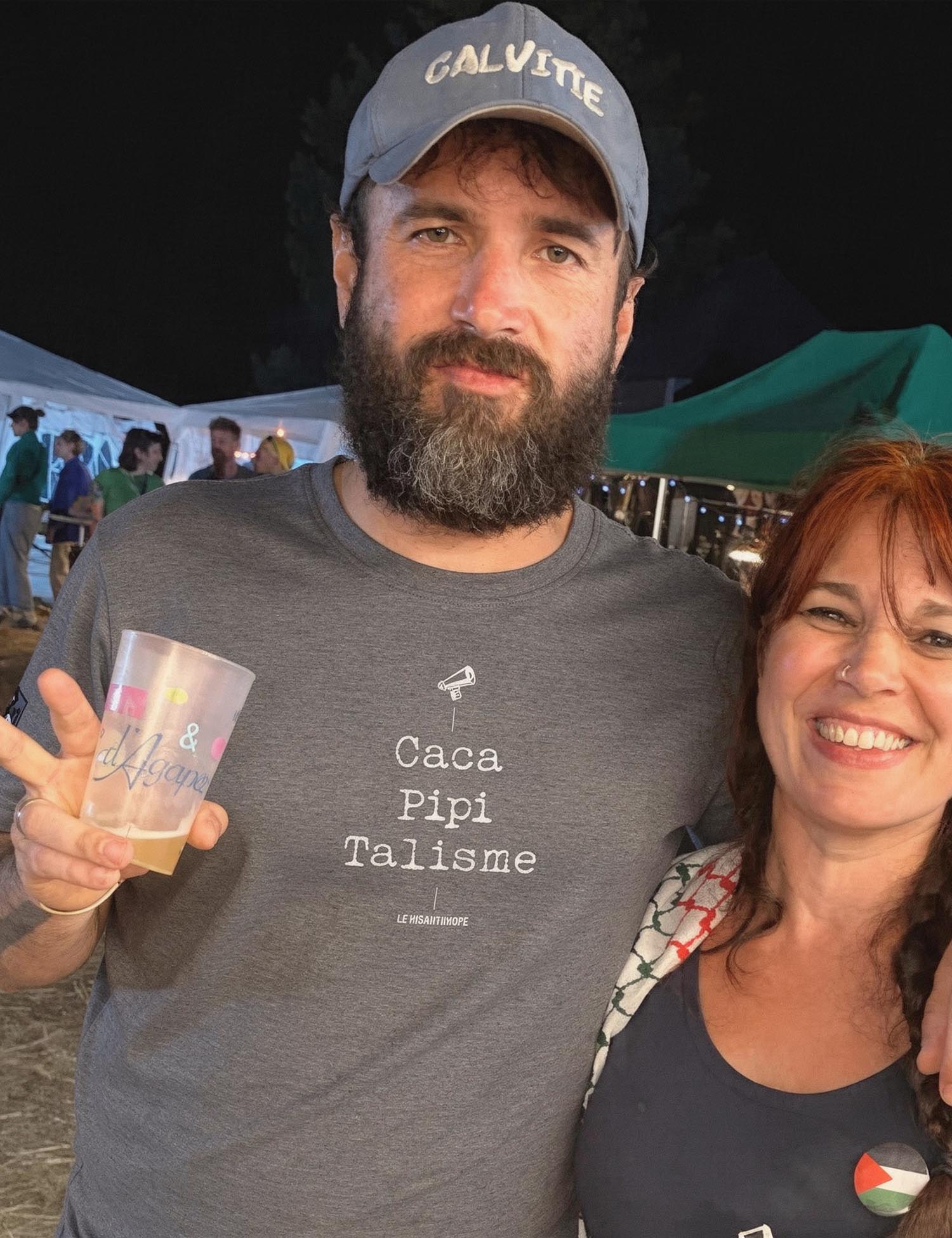 T-shirt gris chiné « Caca Pipi Talisme » avec logo mégaphone, porté lors d'une soirée en plein air